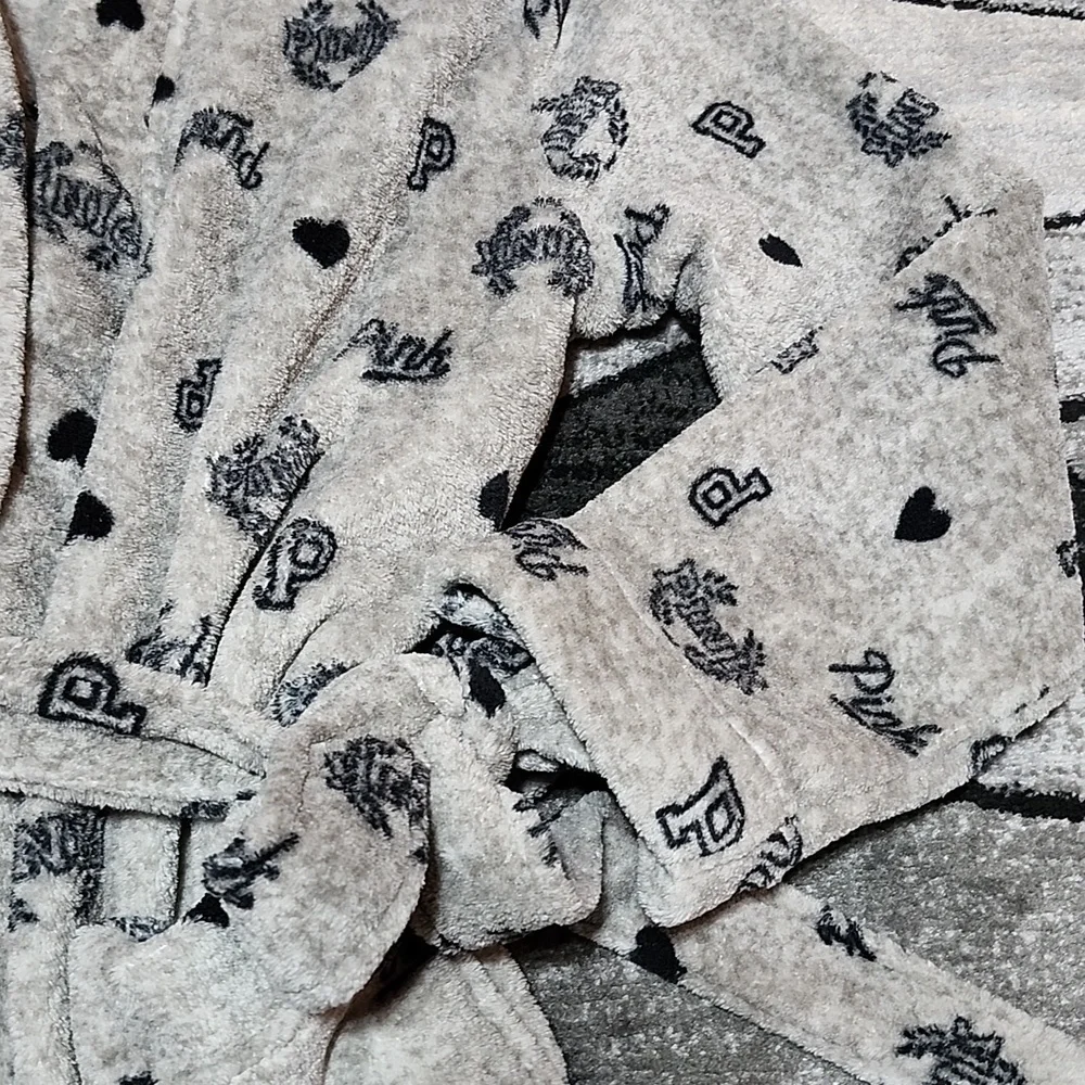 VS PINK 2019 COZY FLEECE MONOGRAM ROBE GRAY & BLUE M/L